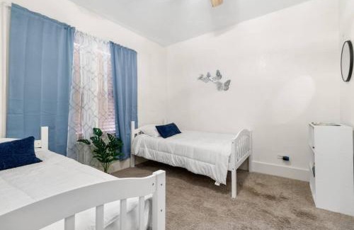 Lakeland House | Charming 2-Bedroom Home Lakeland