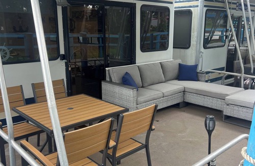 River Ridge Boat Rental | Charming 2-bedroom house boat on St John’s River in peaceful DeLand “Exeter”