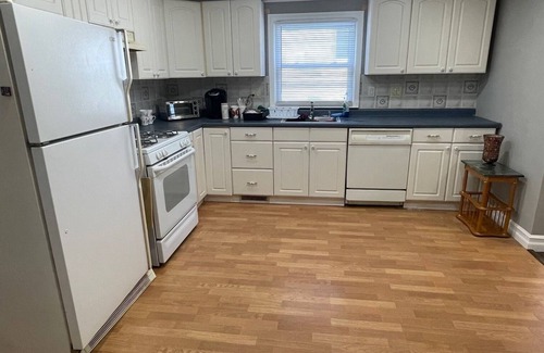 Alden Manor House | Charming 2-bedroom house with WiFi and AC in tranquil Elmont