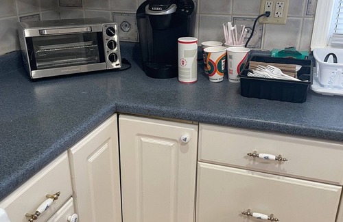 Alden Manor House | Charming 2-bedroom house with WiFi and AC in tranquil Elmont