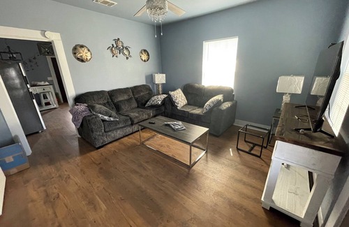 Hondo House | Charming 2-bedroom house with AC, WiFi in peaceful Hondo