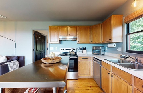 Piney Mountain House | Charming 2 bedroom house with stunning mountain and valley views