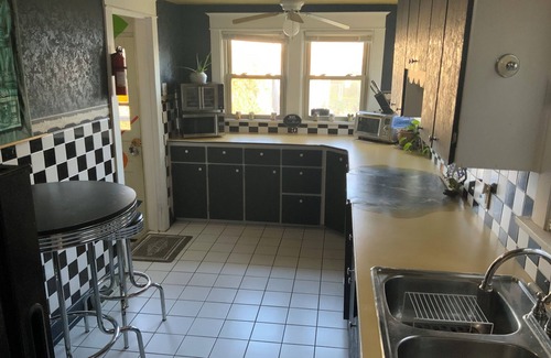 Downtown Toledo House | Charming 2-bedroom house with fitness room and AC in Toledo