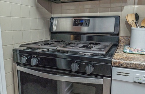Urbana House | Charming 2-bedroom house with WiFi, AC in lovely Urbana
