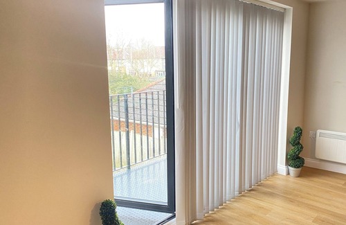 Elmers End Apartment | Charming 2-Bedroom Retreat with Balcony