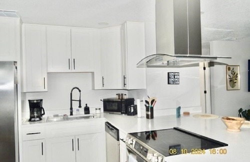 St. Cloud House | Charming 2-bedroom remodel house in welcoming St. Cloud with WiFi, AC