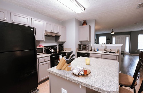 Decatur House | Charming 2-bedroom townhome in Decatur with AC, WiFi