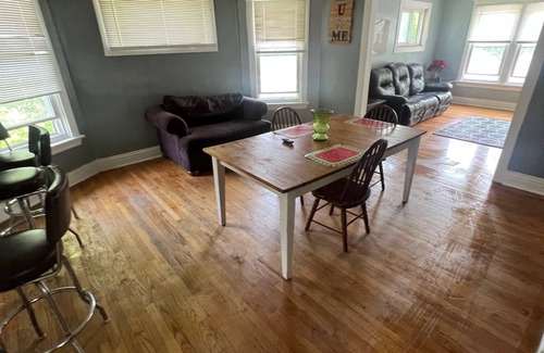 Blue Island Apartment | Charming 2-bedroom apartment in marvelous Blue Island with WiFi