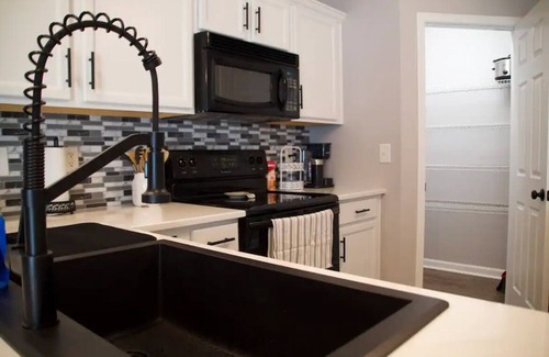 Clarksville Condo | Charming 2-bedroom condo with AC and WiFi in welcoming Clarksville