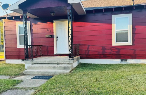 East Camden House | Charming 2-bedroom house in East Camden with AC, WiFi