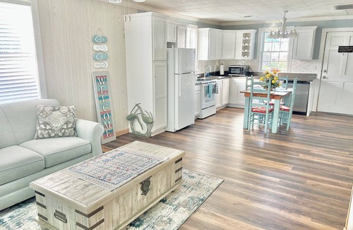 Guntersville Cottage | Charming 2-bedroom cottage, sleeps 2-4, with WiFi & AC in adorable Guntersville
