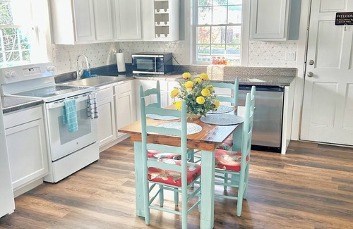 Guntersville Cottage | Charming 2-bedroom cottage, sleeps 2-4, with WiFi & AC in adorable Guntersville
