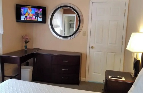 Lake George Apartment | Charming 2-bedroom hotel suites with AC, WiFi in lovely Lake George
