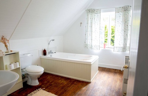 Laniscat Bed & Breakfast | Charming 2-bedroom B&B in peaceful Bon Repos sur Blavet with WiFi