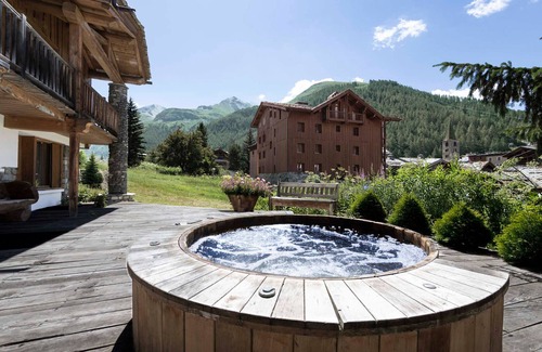 Val-d'Isere Ski Chalet | Charming 200m² Chalet in Val d'Isère with Sauna and Nordic Bath