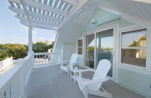 Governor's Harbour Villa | Charming 2BR Island Cottage w/Pool & Generator, great Wifi & Central Location!