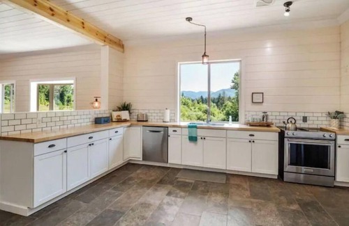 Mineral Other | Charming 2BR Farmhouse Amazing View of Mt. Rainier - Family Friendly + Game Barn
