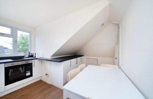 Southgate House | Charming 2BR House on Avenue Road