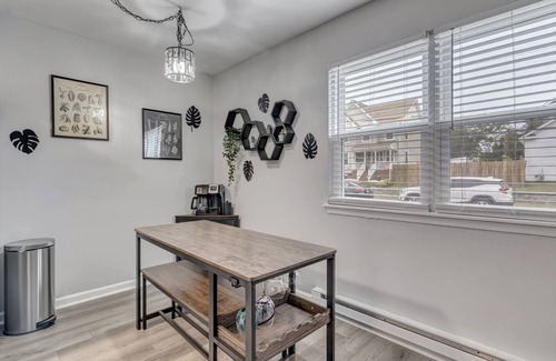 Bayview Condo | Charming 2BR Norfolk Home 2 blocks from Beach