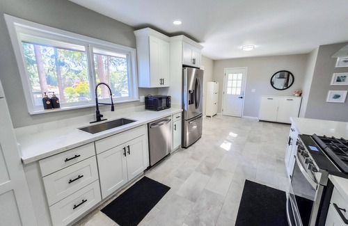 Kenmore House | Charming 2BR Retreat, Lush Yardn