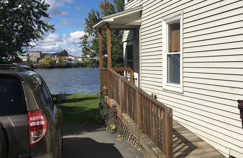 Newport House | Charming 2nd floor lakeside townhome in brilliant Newport with WiFi. New listing