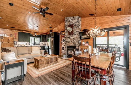 Georgian Bay Cottage | Charming 3 bed, 3 bath log cabin on Six Mile Lake. Stunning Muskoka room!