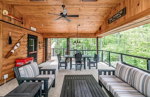 Georgian Bay Cottage | Charming 3 bed, 3 bath log cabin on Six Mile Lake. Stunning Muskoka room!