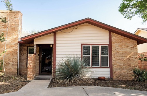 Lubbock House | Charming 3-Bed Furnished Home w/Backyard, Washer/Dryer & Formal Dining