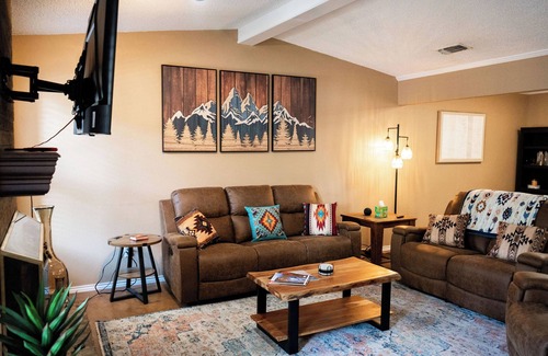 Lubbock House | Charming 3-Bed Furnished Home w/Backyard, Washer/Dryer & Formal Dining