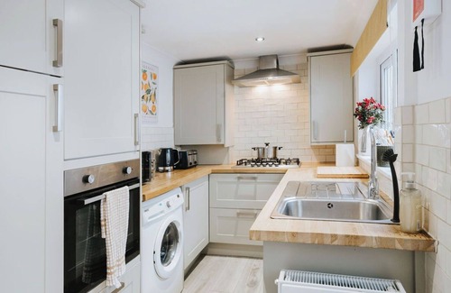 St Helens House | Charming 3 Bed Home | Central | Netflix | Games | Garden