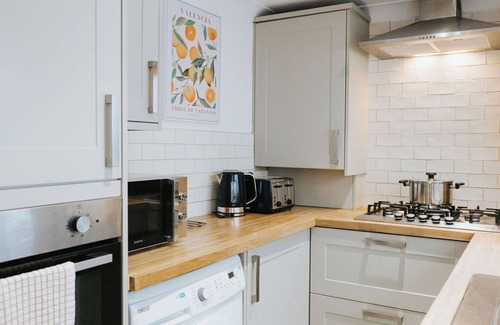 St Helens House | Charming 3 Bed Home | Central | Netflix | Games | Garden