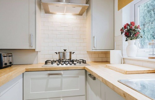 St Helens House | Charming 3 Bed Home | Central | Netflix | Games | Garden