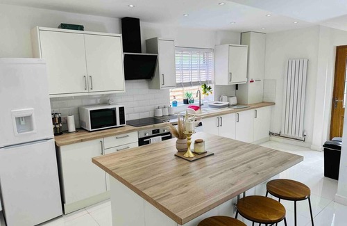 Woodthorpe House | Charming 3-bed Home Minutes From City Centre