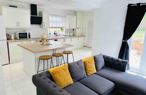 Woodthorpe House | Charming 3-bed Home Minutes From City Centre