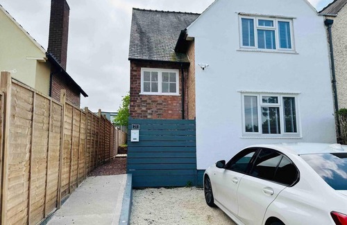 Woodthorpe House | Charming 3-bed Home Minutes From City Centre