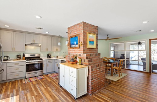 Northeast Virginia Beach Cottage | Charming 3 bedroom cottage in beautiful VB with Deepwater access, New dock
