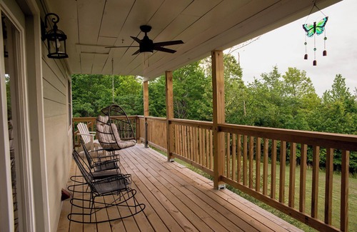 Mountain View Cabin | Charming 3-bedroom cabin with a view, AC/wifi located near Mountain View