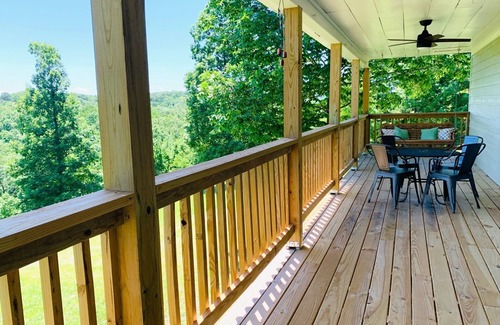Mountain View Cabin | Charming 3-bedroom cabin with a view, AC/wifi located near Mountain View