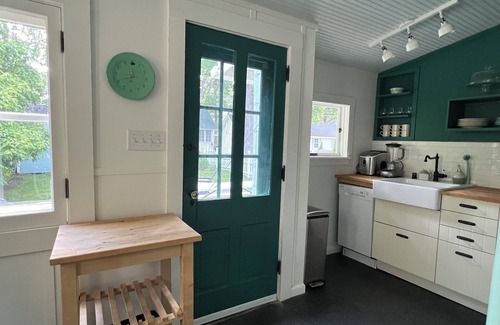 Lakeside Cottage | Charming 3-bedroom, 2-bath cottage with AC in Lakeside near Hoover Auditorium