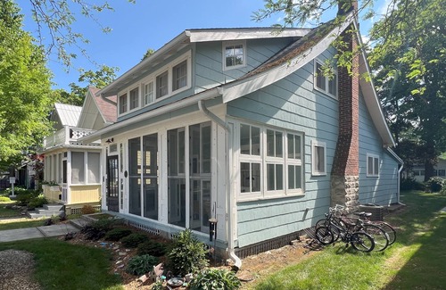 Lakeside Cottage | Charming 3-bedroom, 2-bath cottage with AC in Lakeside near Hoover Auditorium