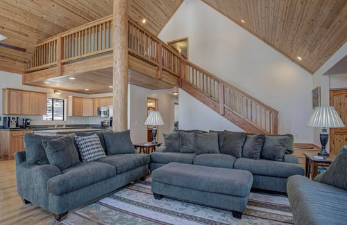 Christopher Creek House | Charming 3-bedroom cabin in lovely Hunter Creek with WiFi, AC