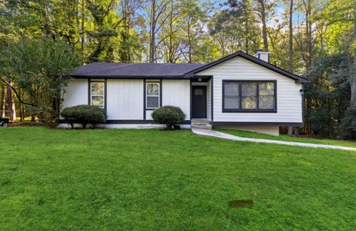 Alpharetta House | Charming 3-Bedroom Home in the Heart of Alpharetta – Walk to Avalon & Dining!