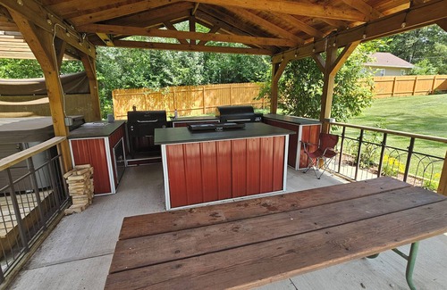 Des Moines House | Charming 3-bedroom house with WiFi and fitness room and hot tub, playground