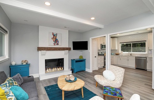 Starmount House | Charming 3-bedroom house with spacious backyard in enjoyable Charlotte.