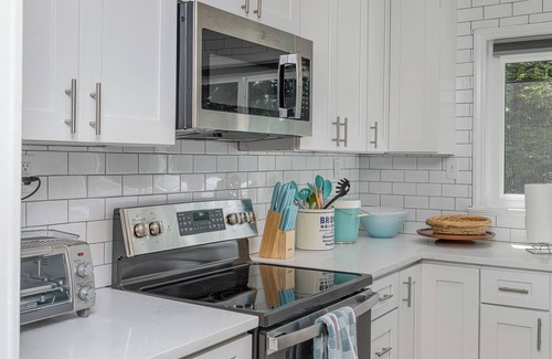 Starmount House | Charming 3-bedroom house with spacious backyard in enjoyable Charlotte.
