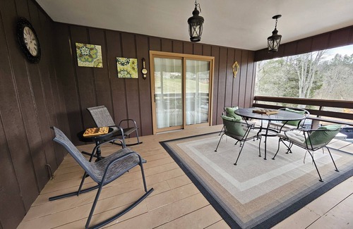 Bristol House | Charming 3-bedroom house with 1000sqft arcade style game room in awesome Bristol