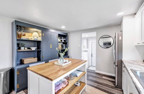 De Pere House | Charming 3-bedroom house near Green Bay Hotspots