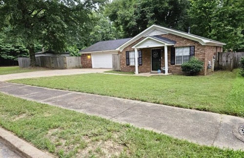 Raleigh House | Charming 3-bedroom house with WiFi, AC in fabulous Memphis