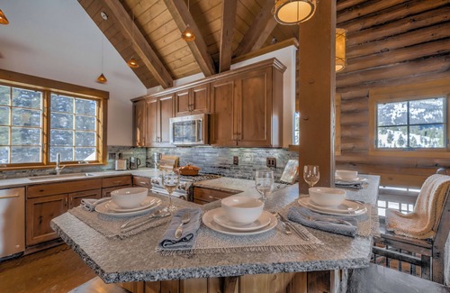 Big Sky Cabin | Charming 3-bedroom log cabin with Hot Tub and fitness room in delightful Big Sky