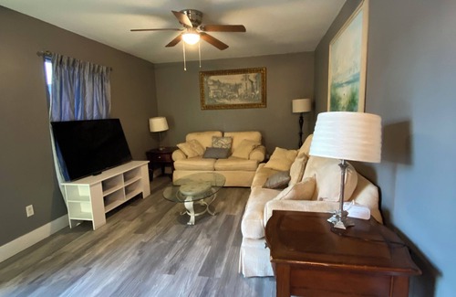 Edgewater House | Charming 3-bedroom townhome with WiFi, AC in welcoming Edgewater
